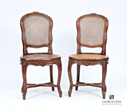 Deux chaises en bois naturel mouluré et sculpté...