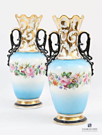 Paire de vases de forme balustre en porcelaine...