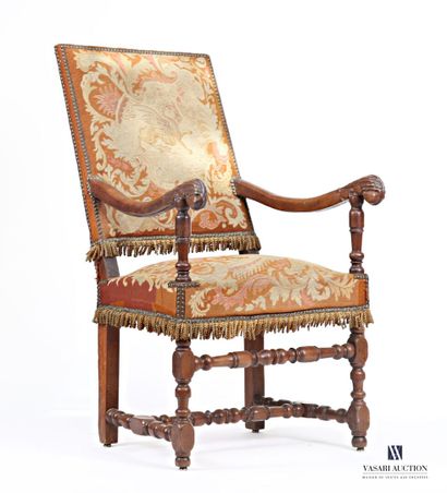 Fauteuil à dossier droit légèrement incliné,...