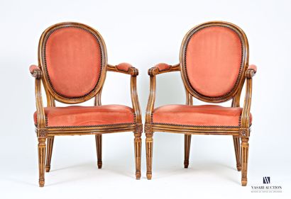 Paire de fauteuils en bois fruitier mouluré,...