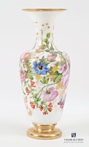 Vase en opaline de forme balustre posant...