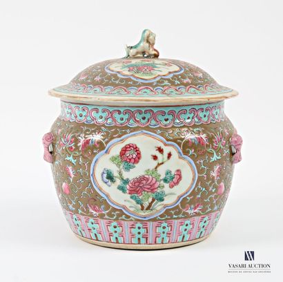 Pot couvert en porcelaine et émaux famille...