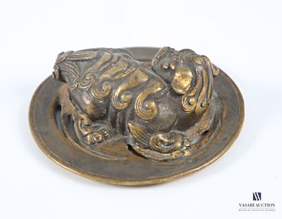 Brule parfum en bronze à en forme de tonneau...
