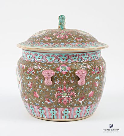 Pot couvert en porcelaine et émaux famille...