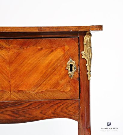 Table de chevet en placage de bois de rose...