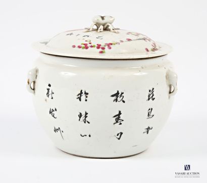 Pot couvert en porcelaine polychrome, à décor...