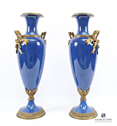 Paire de vases simulés de forme balustre...