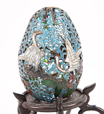 Oeuf en laiton ajouré et émaillé polychrome...