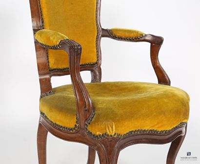 Paire de fauteuils en bois naturel mouluré,...