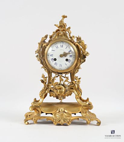 Pendule en bronze doré, le cadran émaillé...