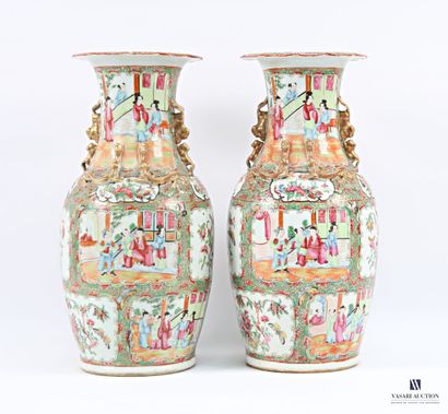 CHINE - Canton
Paire de vases de forme balustre...