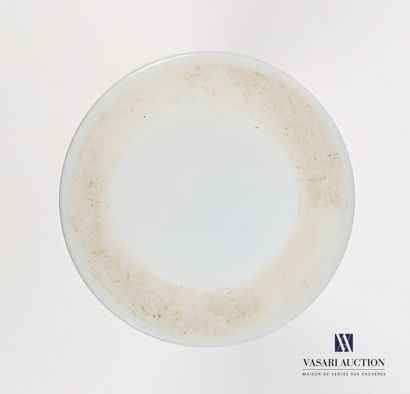 Vase en opaline de forme balustre posant...
