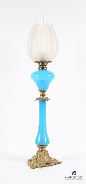 Lampe à pétrole, le fût de forme balustre...