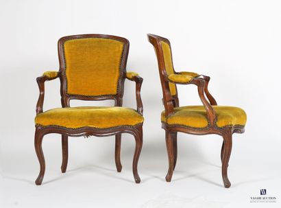 Paire de fauteuils en bois naturel mouluré,...