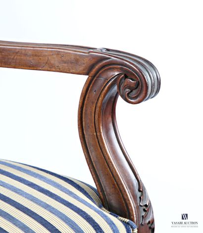 Paire de fauteuils en acajou mouluré et sculpté,...