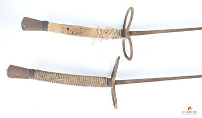 Paire d'épées de combat, lame mouchetée de...