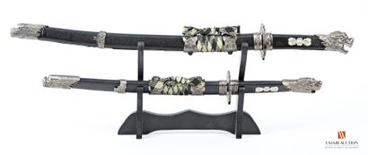 Présentoir bois avec deux sabres japonais,...
