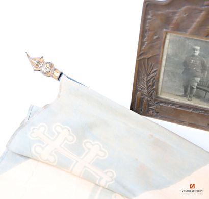 Drapeau monarchiste 85 x 58 cm, (taches,...