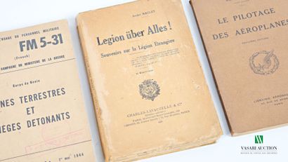 [MANUELS MILITAIRES]
Lot comprenant 15 volumes...