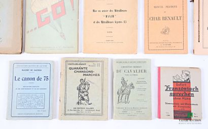 [MANUELS MILITAIRES]
Lot comprenant 15 volumes...