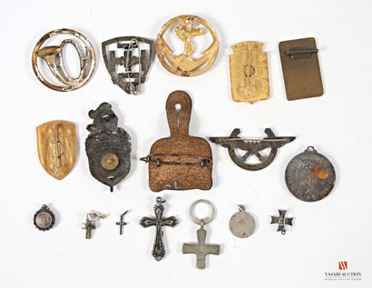 Insignes divers : 4 crucifix, insigne PMI,...
