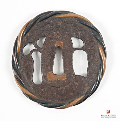 Tsuba de wakizashi, forme maru-gata en fer...