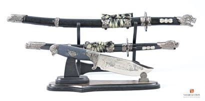 Présentoir bois avec deux sabres japonais,...