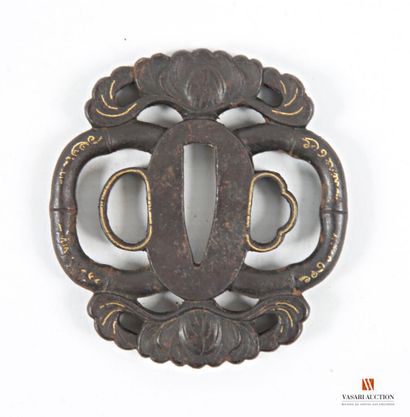 Tsuba de wakizashi, forme maru-gata en fer...