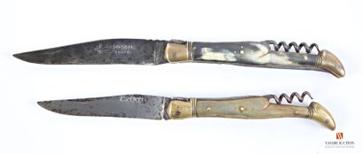 Deux couteaux de poche avec tire-bouchon...