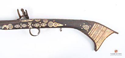 Moukala, platine à silex, crosse agrémenté...