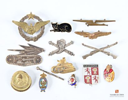 Armée française et divers: insignes militaires,...