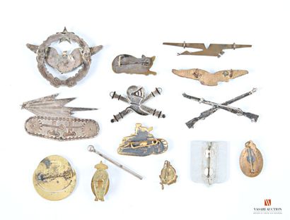 Armée française et divers: insignes militaires,...