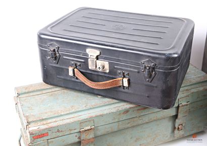 Ensemble de malles et valises : caisse de...