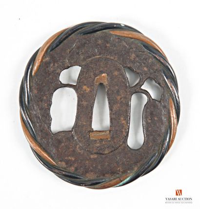 Tsuba de wakizashi, forme maru-gata en fer...