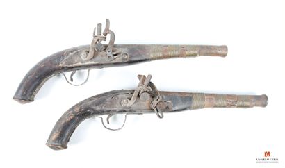 Paire de pistolets à silex, canon légèrement...