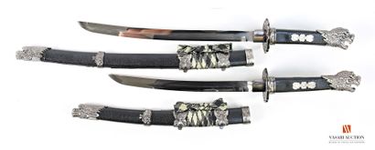 Présentoir bois avec deux sabres japonais,...