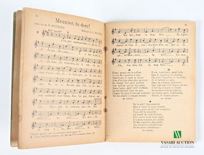 [MANUELS MILITAIRES]
Lot comprenant 15 volumes...