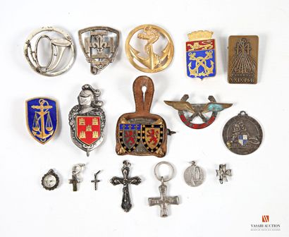Insignes divers : 4 crucifix, insigne PMI,...