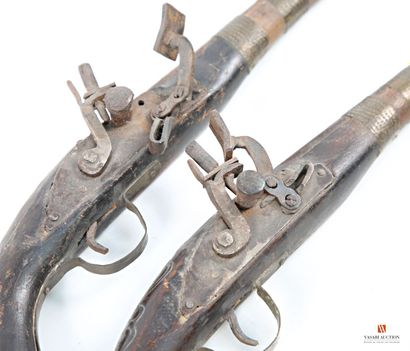Paire de pistolets à silex, canon légèrement...