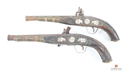 Paire de pistolets à silex, canon légèrement...