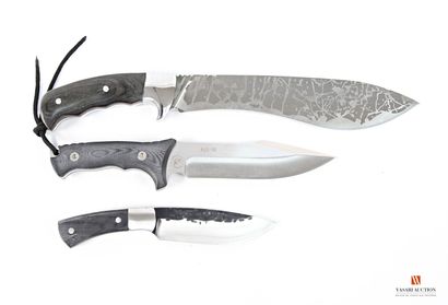 Important couteau-machette, lame décorée...