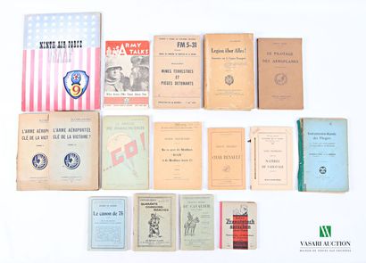 [MANUELS MILITAIRES]
Lot comprenant 15 volumes...