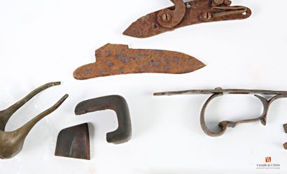 Ensemble de pièces détachées non classées...