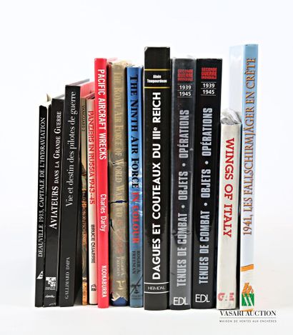 [MILITARIA]
Lot comprenant 12 volumes : 
-...