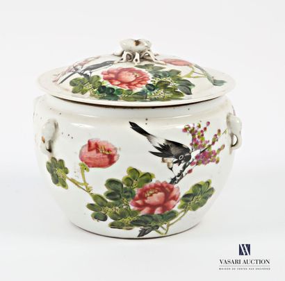 Polychrome porcelain covered pot, decorated...