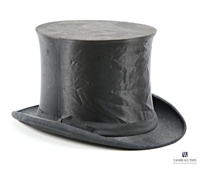 CHAPELLERIE CENTRALE
Black felt top hat,...