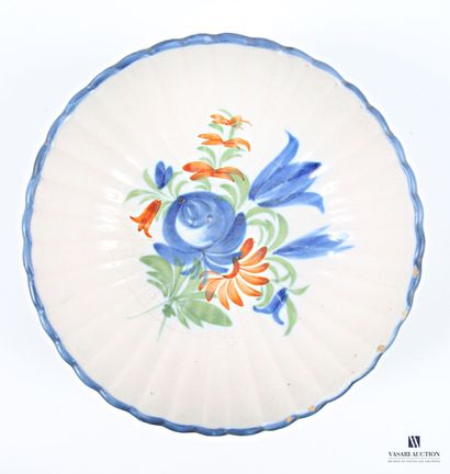 Set of earthenware pieces including: a salad...