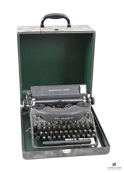 REMINGTON RAND
Black lacquered metal typewriter,...