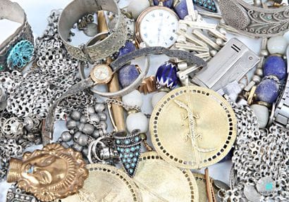 Set of costume jewelry.
(As-is)
Weight: 1,700...