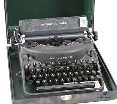 REMINGTON RAND
Black lacquered metal typewriter,...